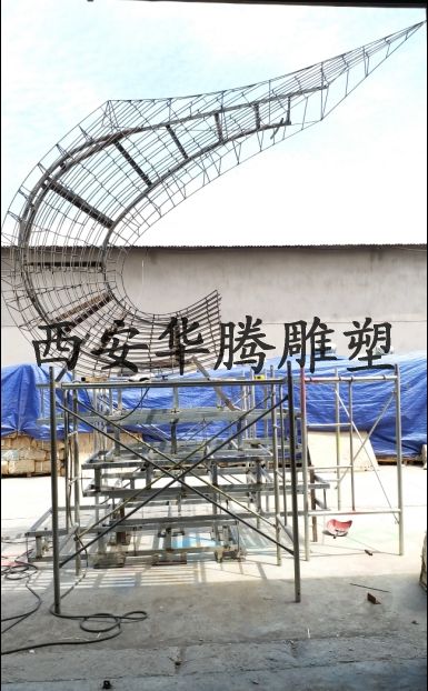 西安不锈钢喷漆雕塑.jpg